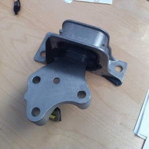 SUPPORT DE MOTEUR DROIT 112103737R 8200281186 8200650286