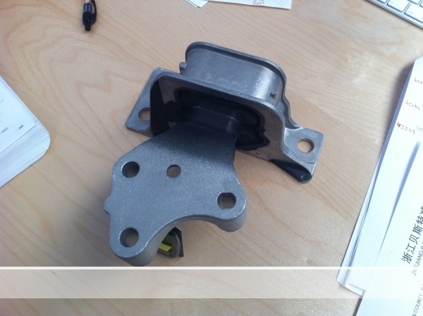 SUPPORT DE MOTEUR DROIT 112103737R 8200281186 8200650286