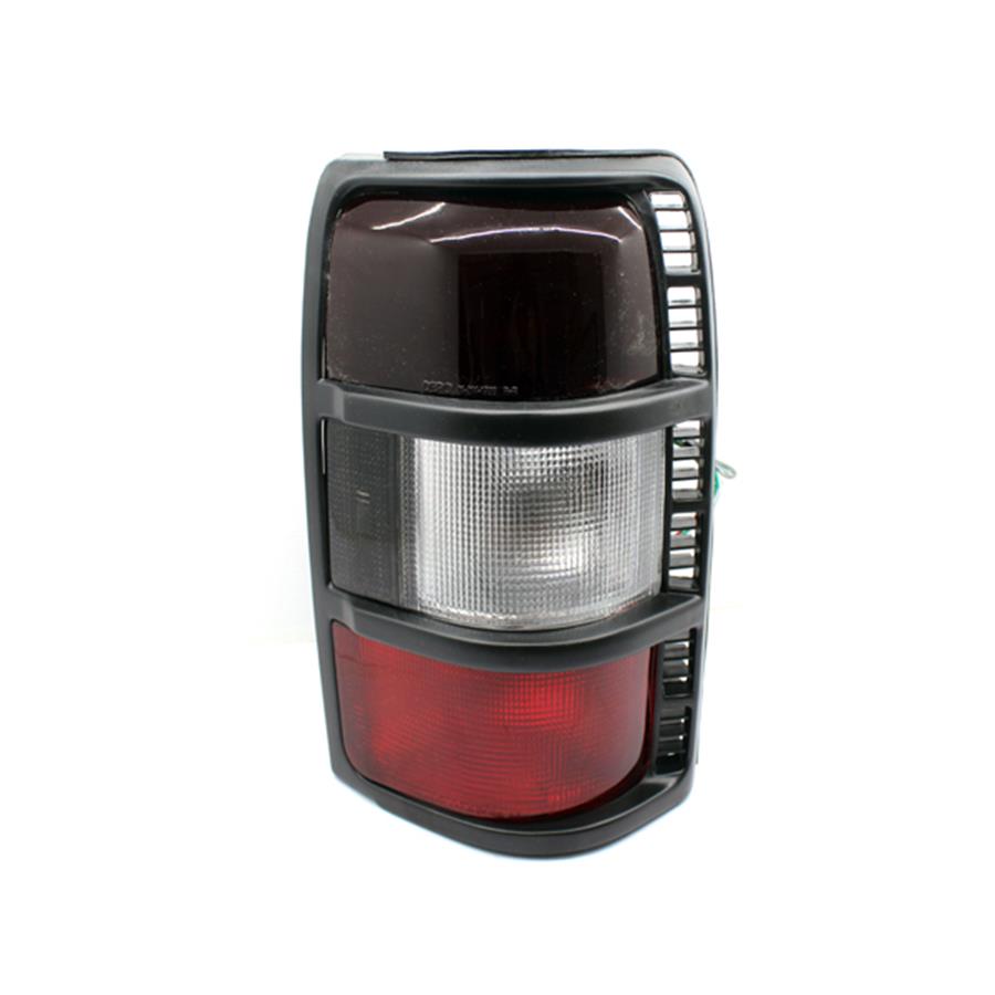 MB831090, Feu arrière droit